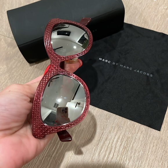 Marc by Marc Jacobs Maroon Mirrored Cat Eye Sunglasses with Box & Wipe - Picture 2 of 8